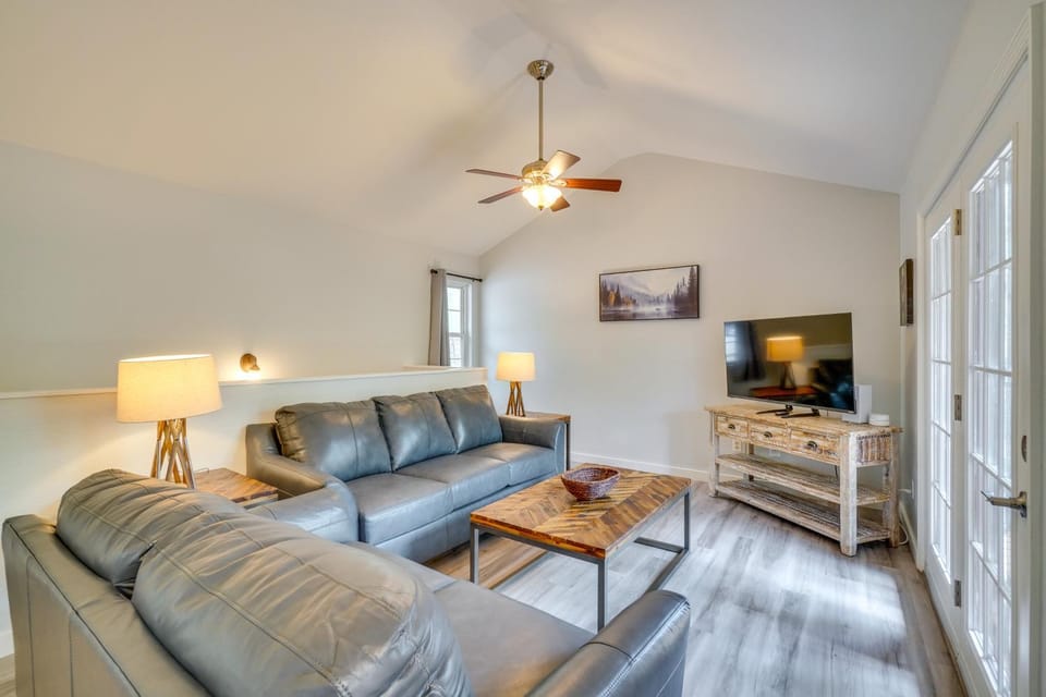 Deck & Hot Tub: Remodeled Gatlinburg Stay House in Gatlinburg