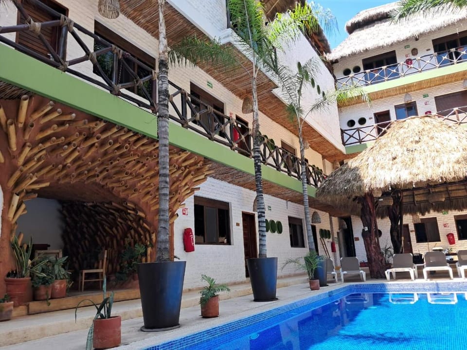 Swimming pool