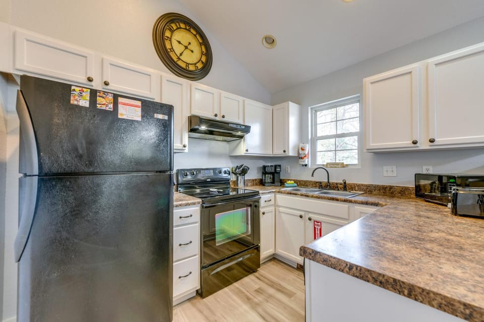 Mtn Views & Hot Tub: Modern Gatlinburg Townhome House in Gatlinburg