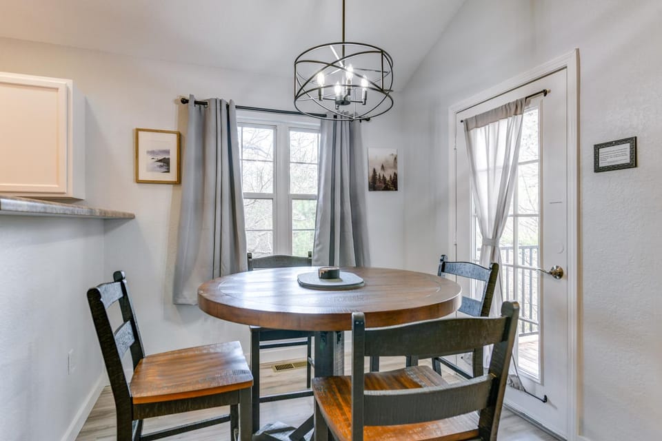 Mtn Views & Hot Tub: Modern Gatlinburg Townhome House in Gatlinburg