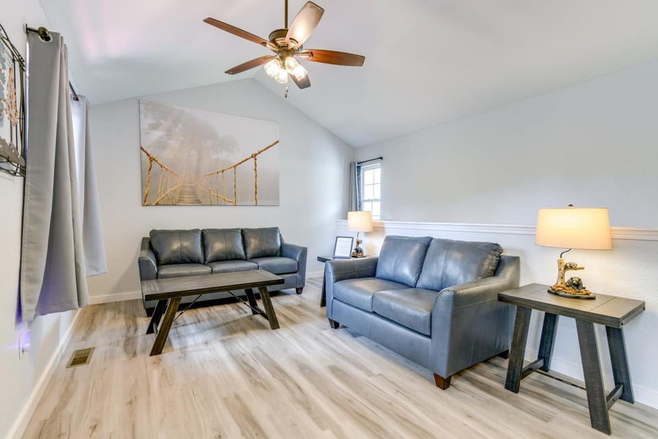 Mtn Views & Hot Tub: Modern Gatlinburg Townhome House in Gatlinburg