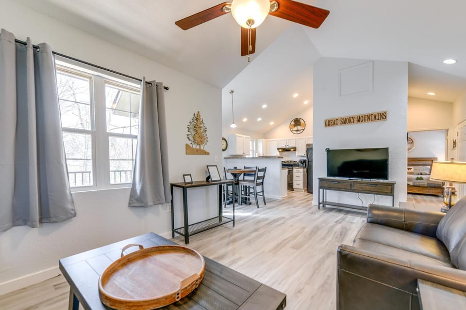 Chic Townhome + Hot Tub & Bonus Room & 3 Balconies House in Gatlinburg