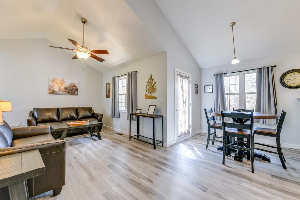 Chic Townhome + Hot Tub & Bonus Room & 3 Balconies House in Gatlinburg
