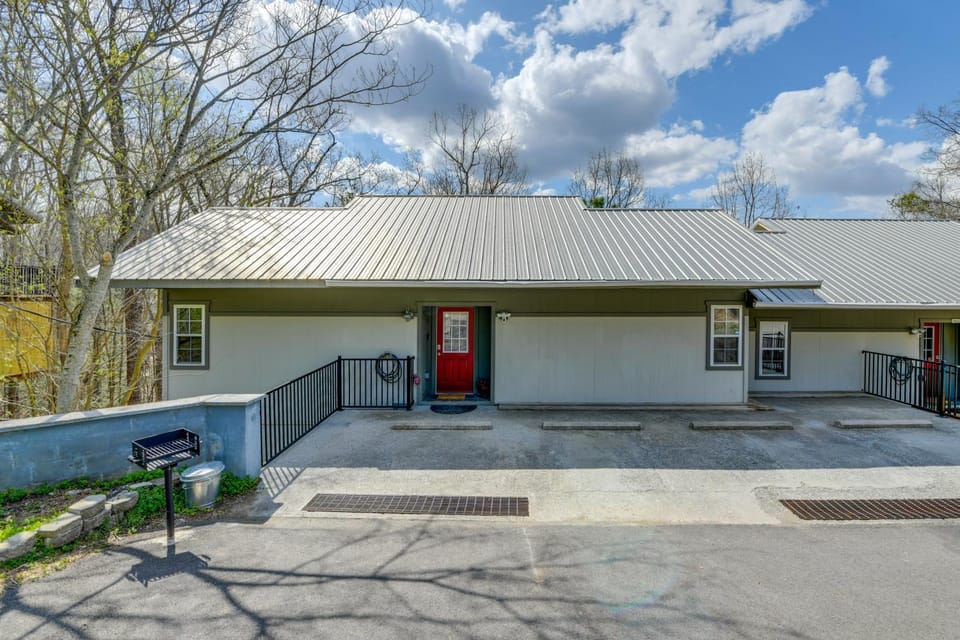 Chic Townhome + Hot Tub & Bonus Room & 3 Balconies House in Gatlinburg