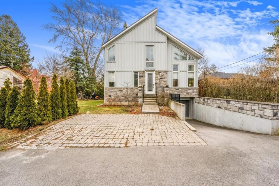 Beautiful 3BR Old Town Home Steps to Queen St House in Niagara-on-the-Lake