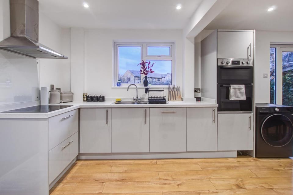 Large group stays in Bedford Contractors Welcome House in Bedford