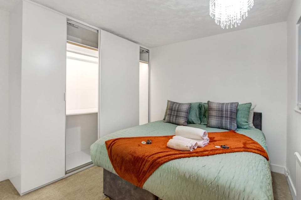 Large group stays in Bedford Contractors Welcome House in Bedford