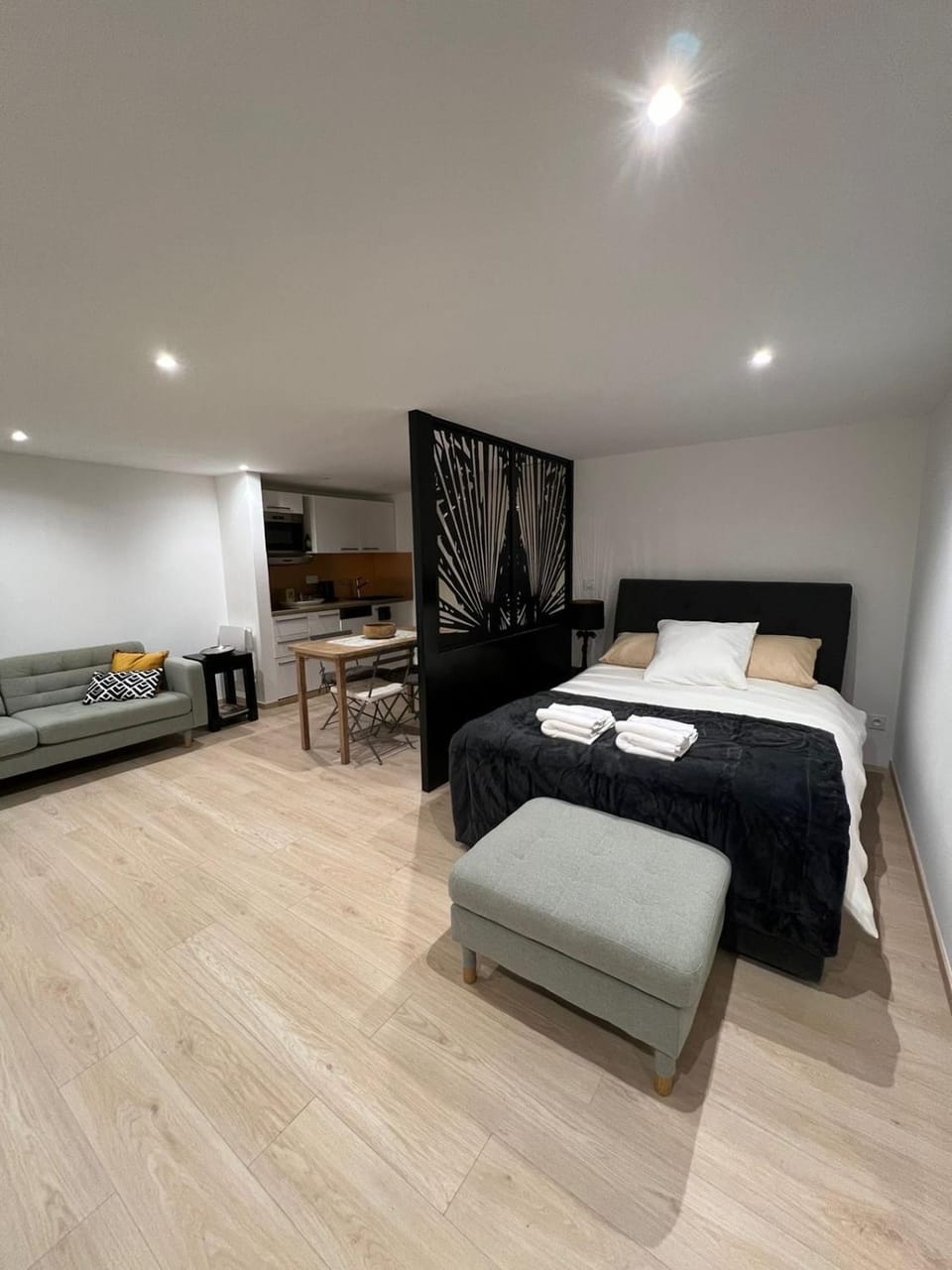 Photo of the whole room, Bedroom, towels