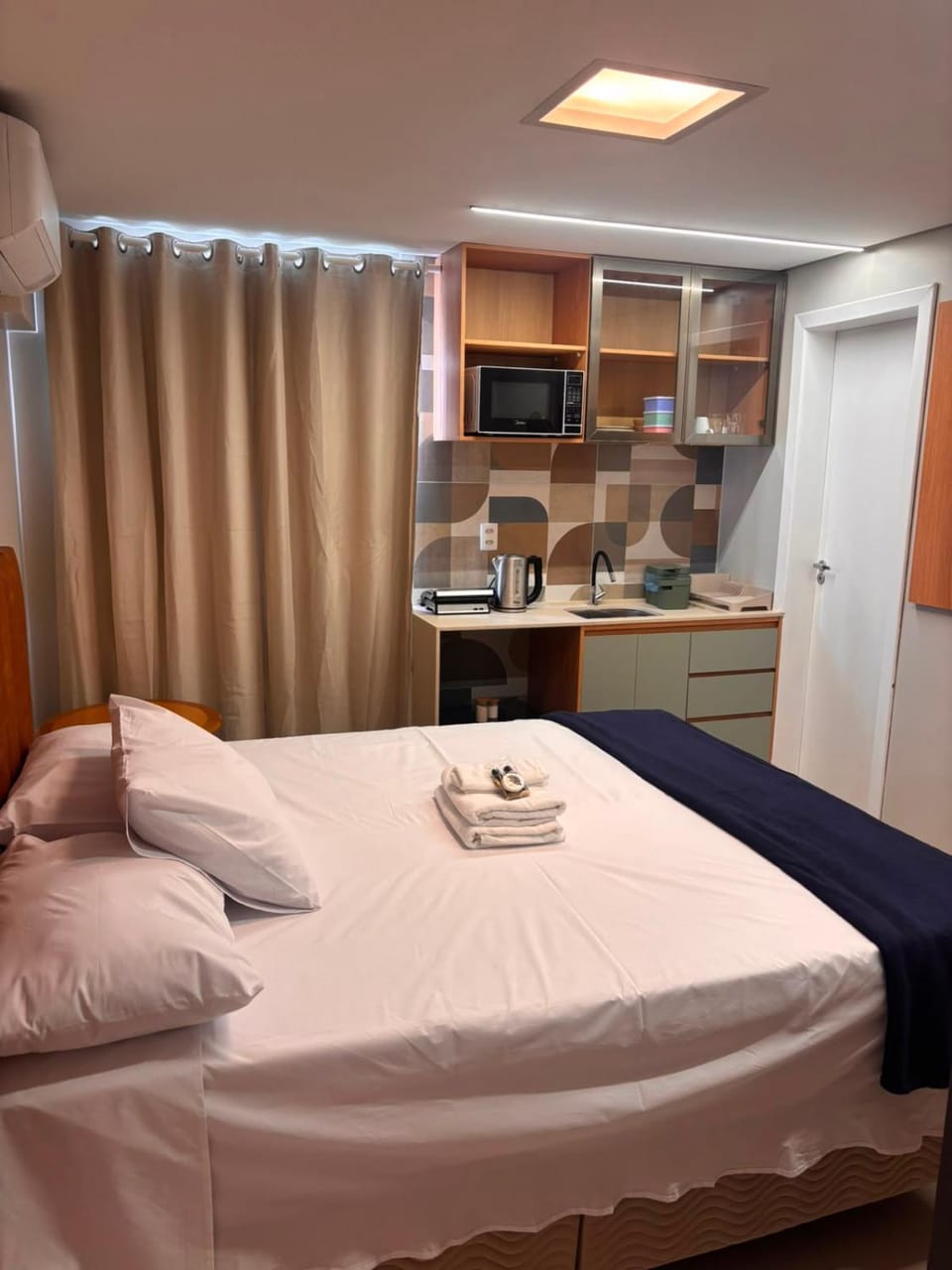 Bed, Kitchen or kitchenette, Bedroom