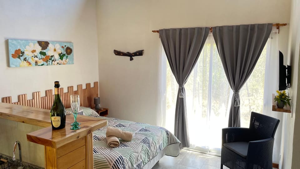 Bed, TV and multimedia, Photo of the whole room, Bedroom