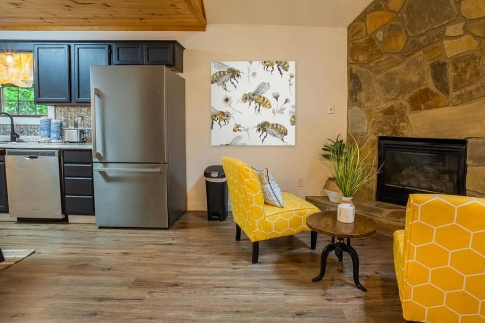 BEES KNEES A-frame Cabin for 2 hot tub wifi Cabin in Sevier County