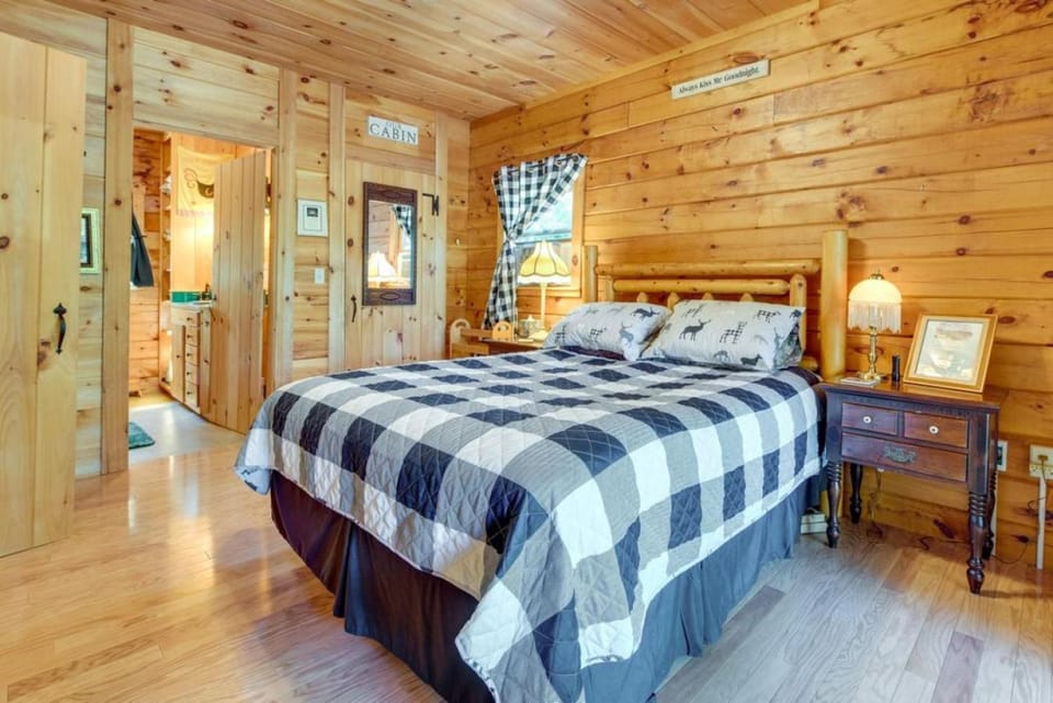 Bear Island Retreat - Quiet Cove on Lake Winnipesaukee House in Meredith