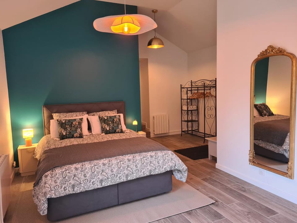 Bed, Photo of the whole room, Bedroom