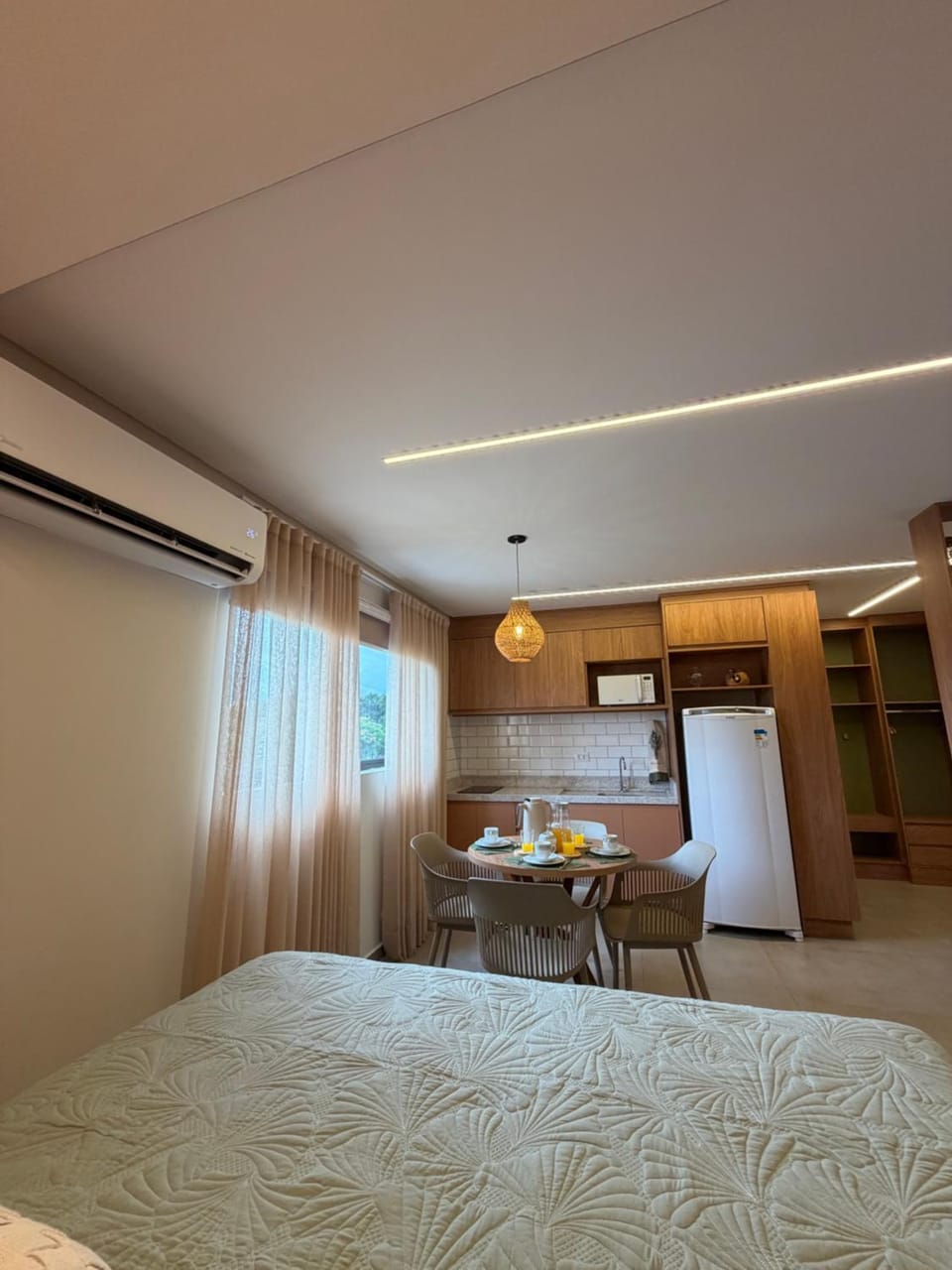 Bed, Kitchen or kitchenette, Dining area, Bedroom, air conditioner
