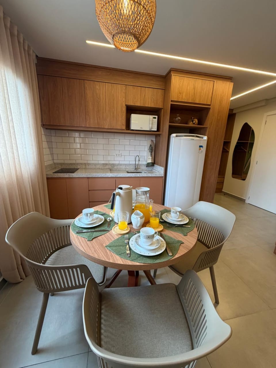 Coffee/tea facilities, Kitchen or kitchenette, Living room, Seating area, Dining area
