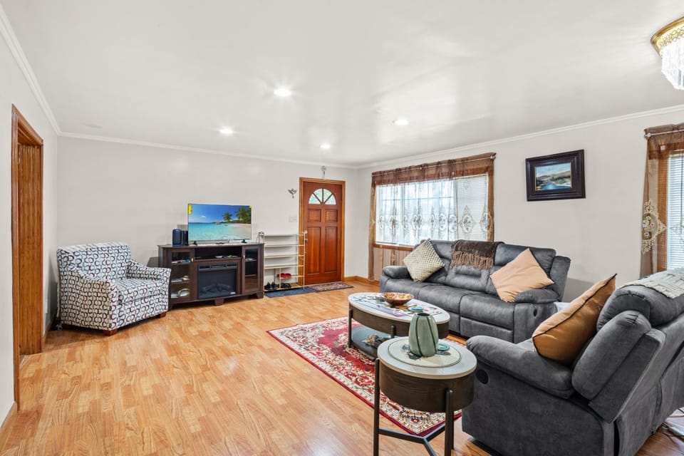 Fireplace Evenings • Smart TV • Sleeps 7 House in Carson
