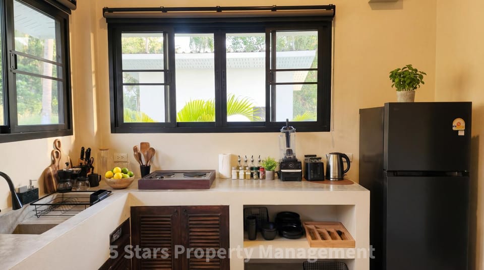 Coffee/tea facilities, Kitchen or kitchenette, stove, toaster