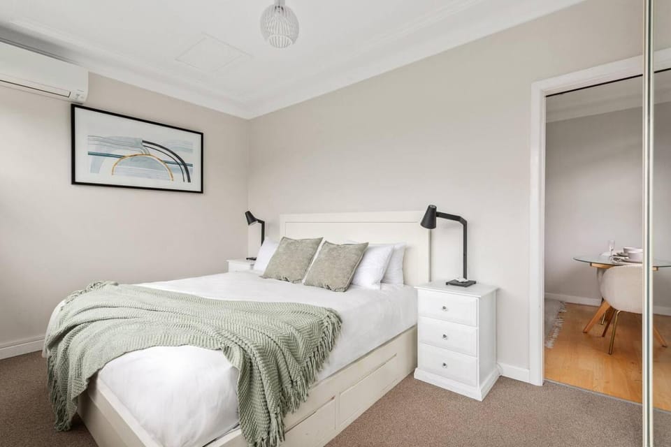 Bed, Bedroom, wardrobe, air conditioner