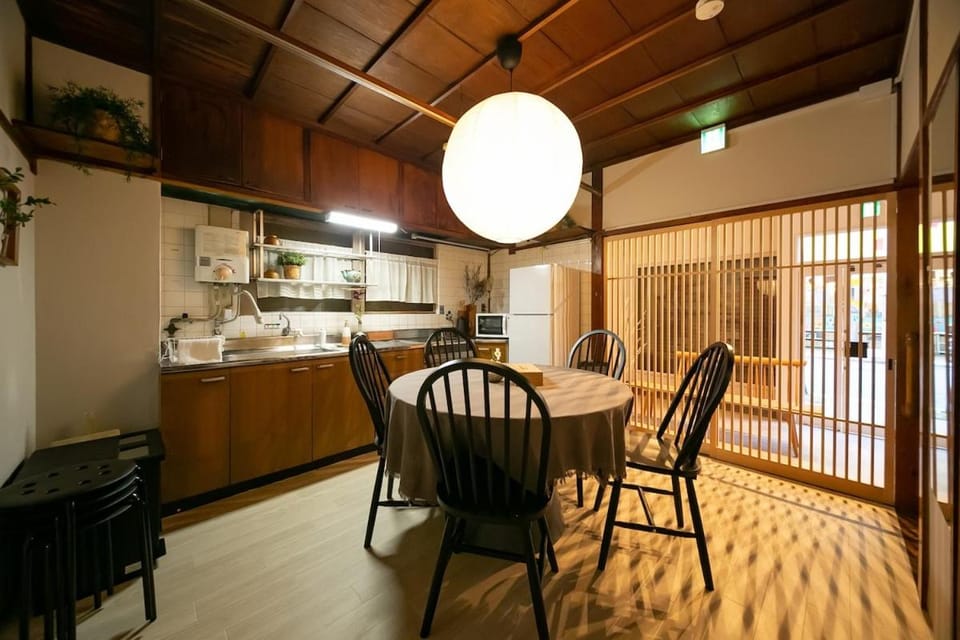 100平米で最大10名宿泊可能- Shinsaibashiまで徒歩5分の立地で美しい日本家屋です-BBQも楽しめます Apartment in Osaka