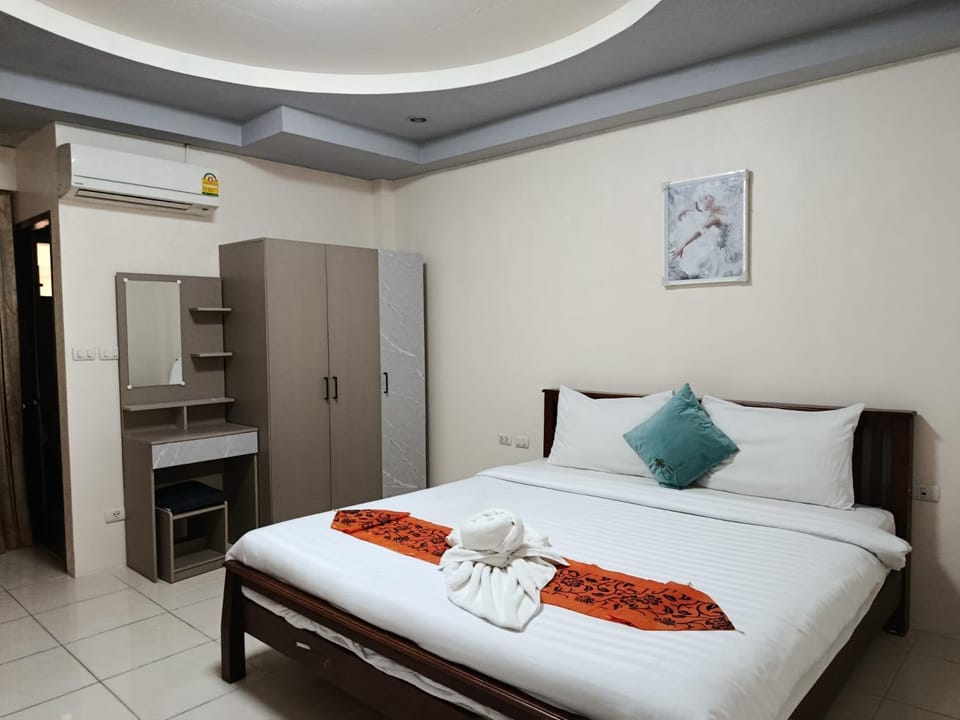 Bed, Photo of the whole room, Bedroom, towels, wardrobe, air conditioner