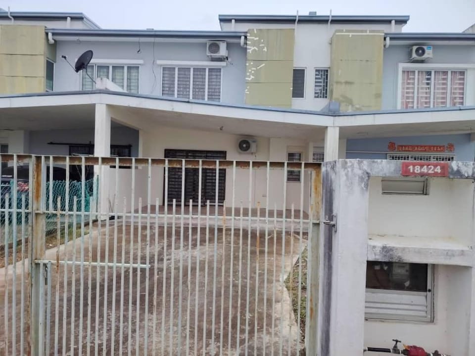 Idaman Homestay BSI 4 Bedrooms Fully Aircond Netflix House in Sabah