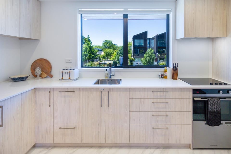Kitchen or kitchenette, dishwasher, stove