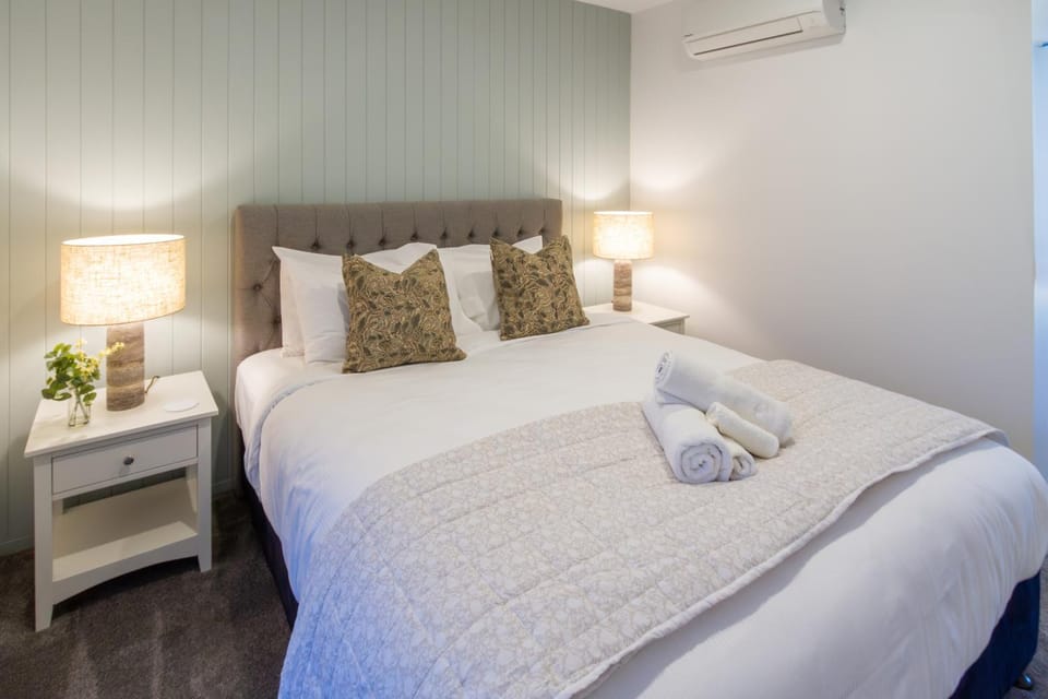 Bed, Photo of the whole room, Bedroom, towels, air conditioner