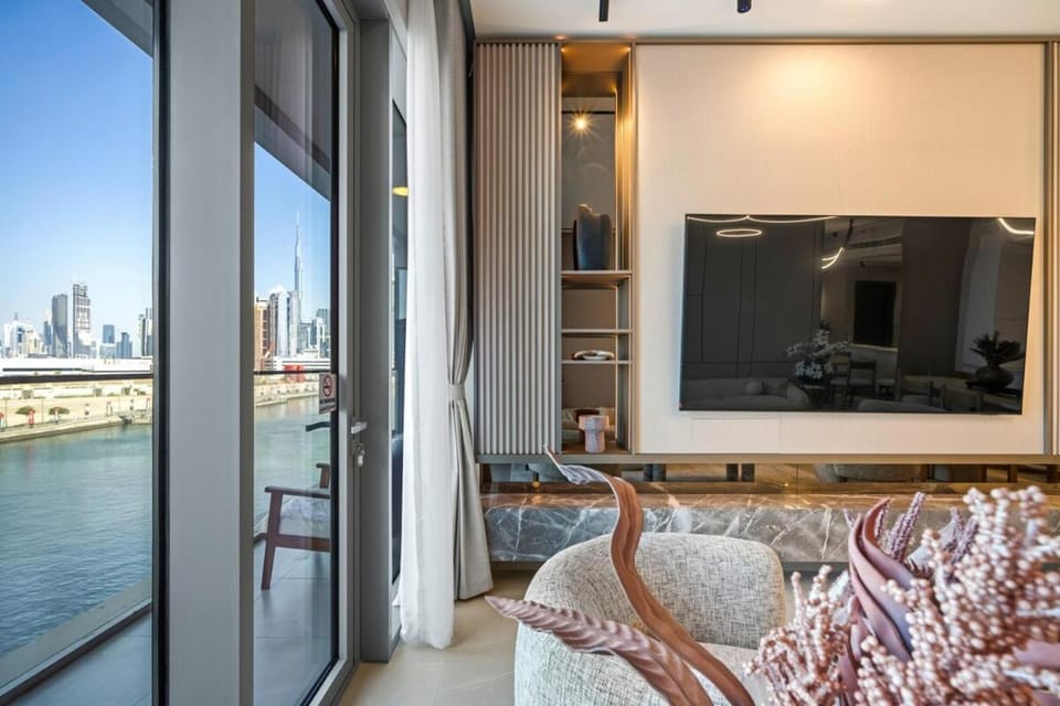 Serene Waterfront Gem UPSCALE Apartment in Dubai