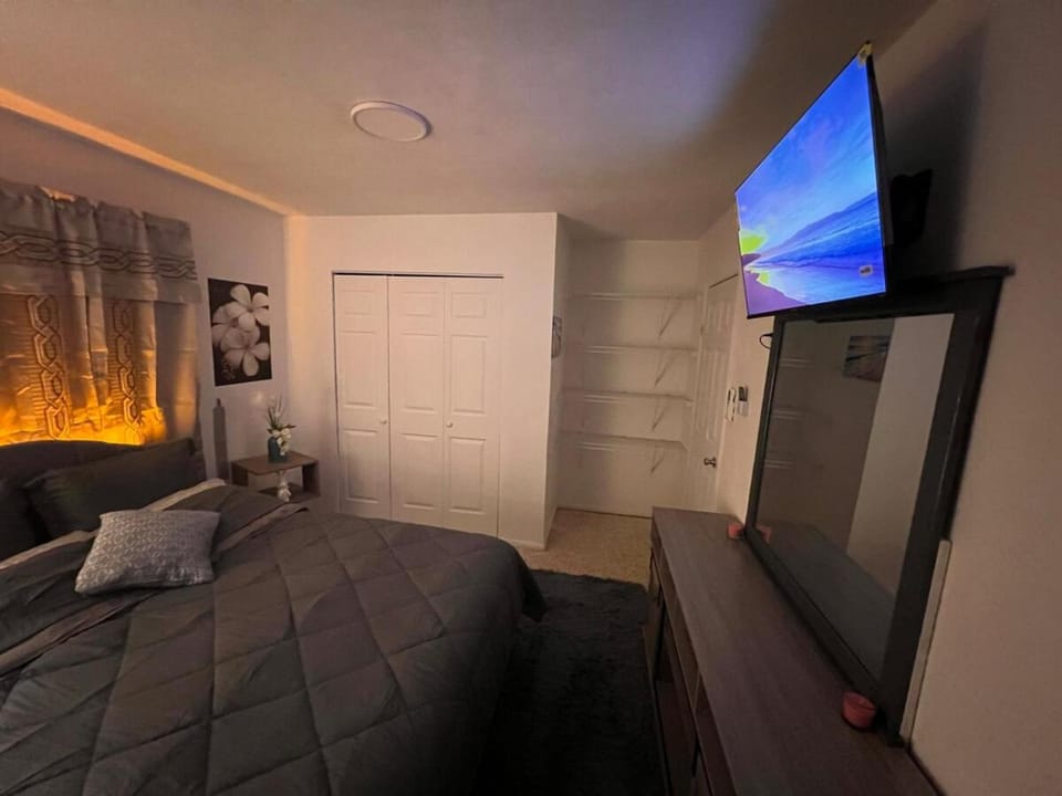 5 Min to Siesta Key Beach Spacious 2BR Getaway Apartment in Florida