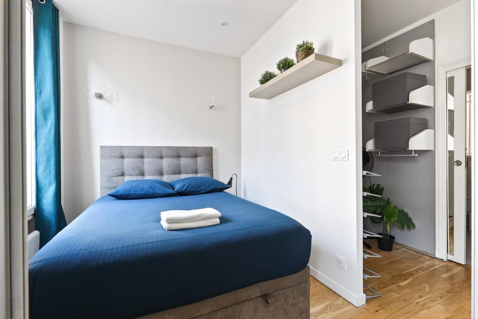 Bed, Bedroom, towels