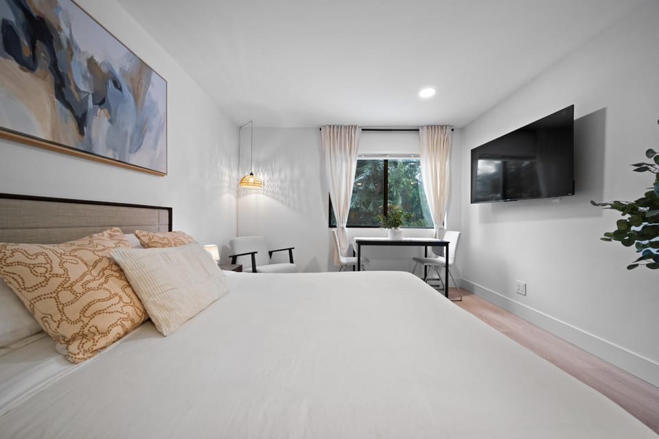 The Alpine Alcove w Pool & Hot Tub Apartment in Whistler