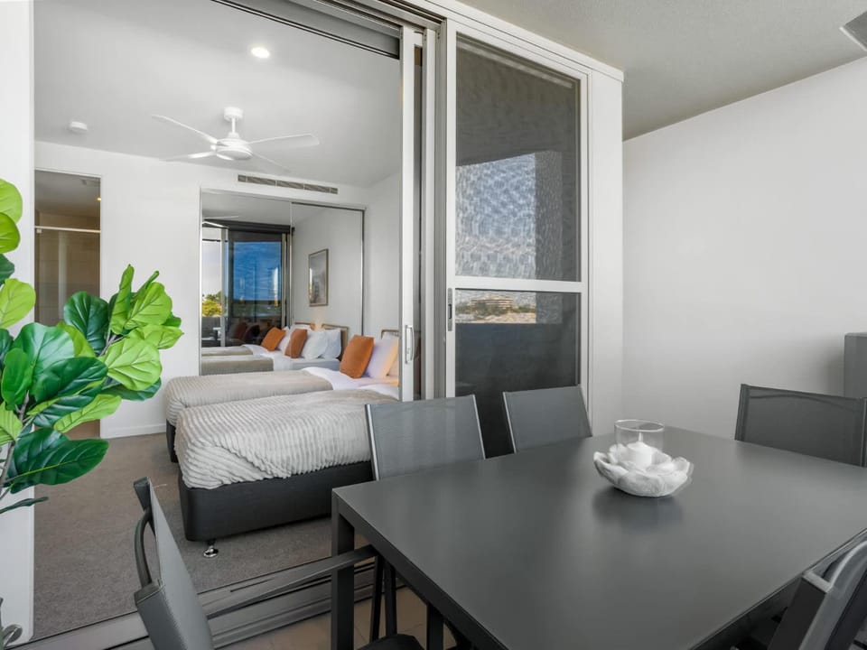Gabba Retreat - Rooftop Pool & Stunning City View Apartment in Kangaroo Point