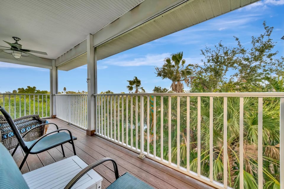 Hot Tub Sleeps 10 Park Your Boat & Trailer House in Tampa Bay