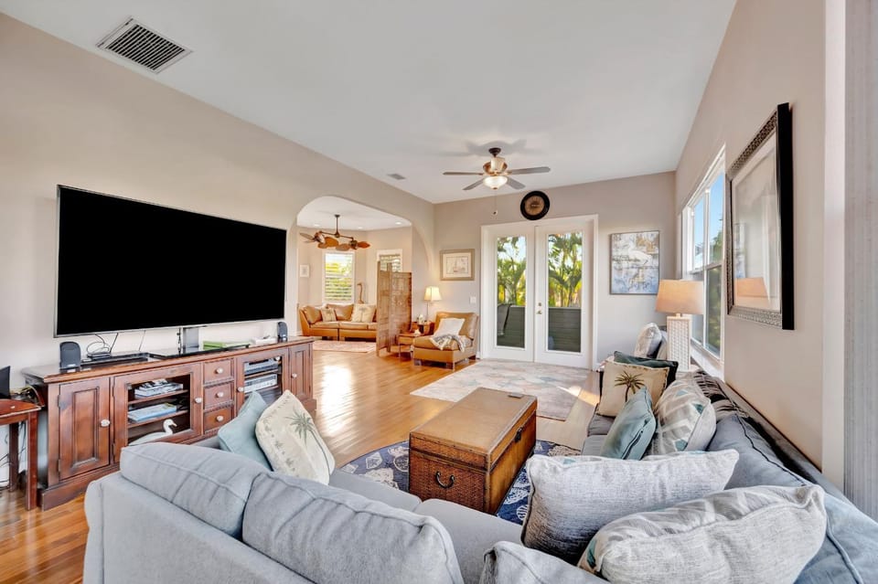 Hot Tub Sleeps 10 Park Your Boat & Trailer House in Tampa Bay