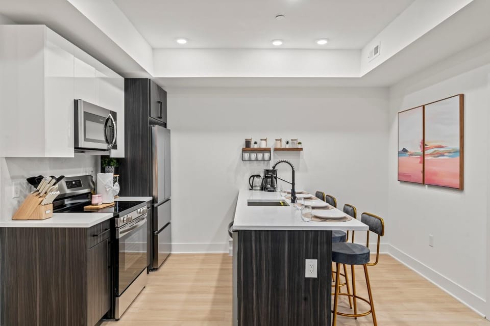 Coffee/tea facilities, Kitchen or kitchenette, Dining area, oven, stove, toaster