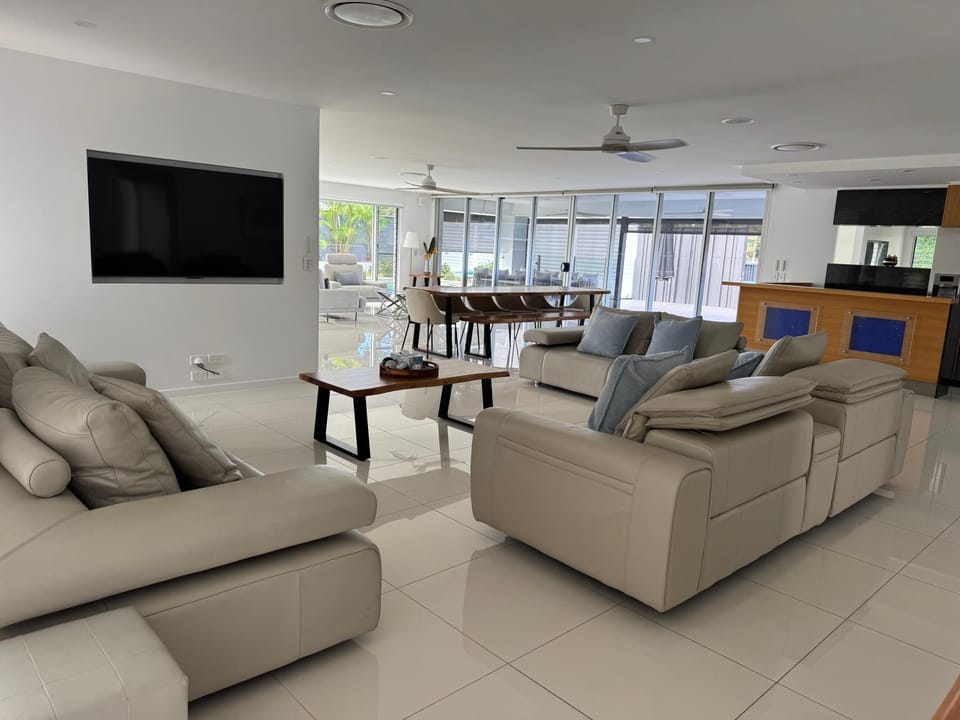 The Waterfront Retreat - Sleeps 16 House in Mermaid Waters