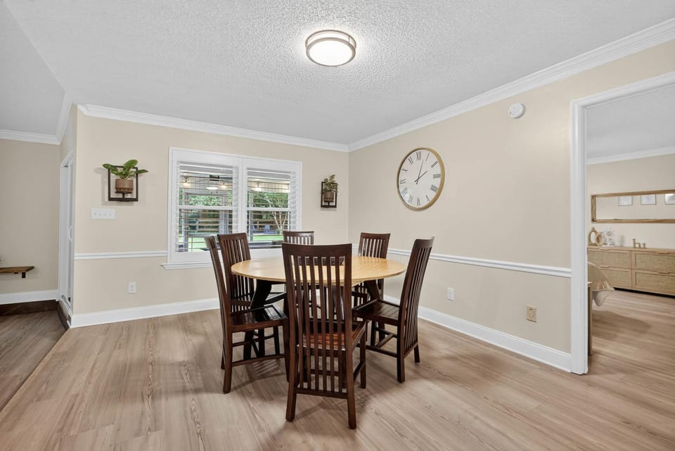 Dining area, heating, air conditioner