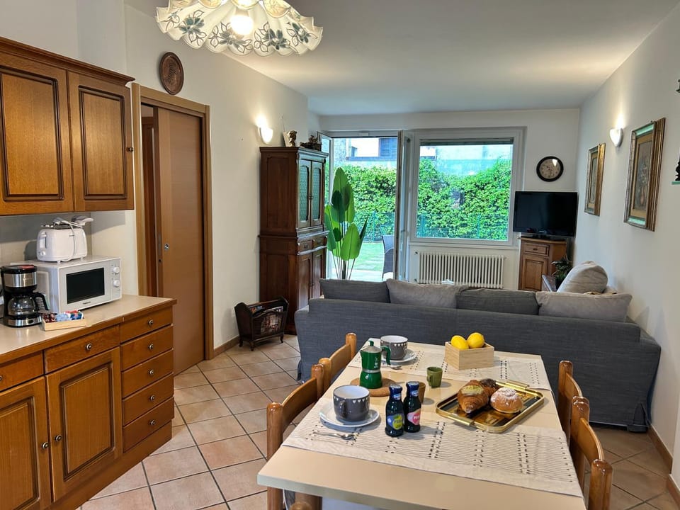 Coffee/tea facilities, Kitchen or kitchenette, Living room, Food and drinks, Seating area, Dining area, Food, toaster