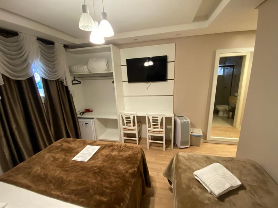 Bed, TV and multimedia, Photo of the whole room, Bedroom, towels, air conditioner
