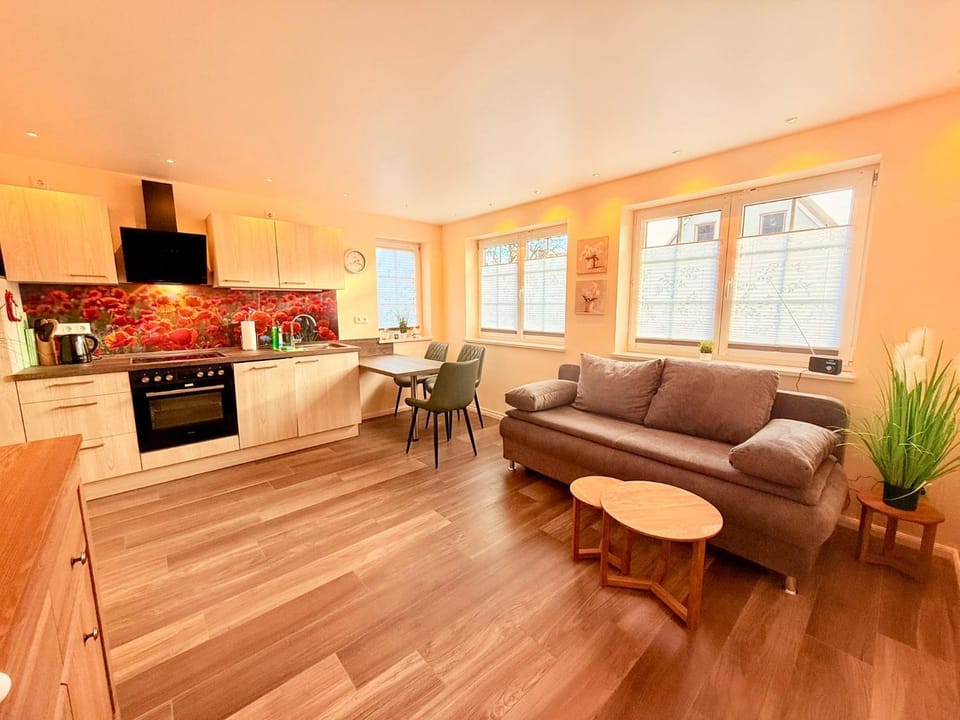 Kitchen or kitchenette, Living room, Seating area, Dining area, minibar, pet friendly, stove