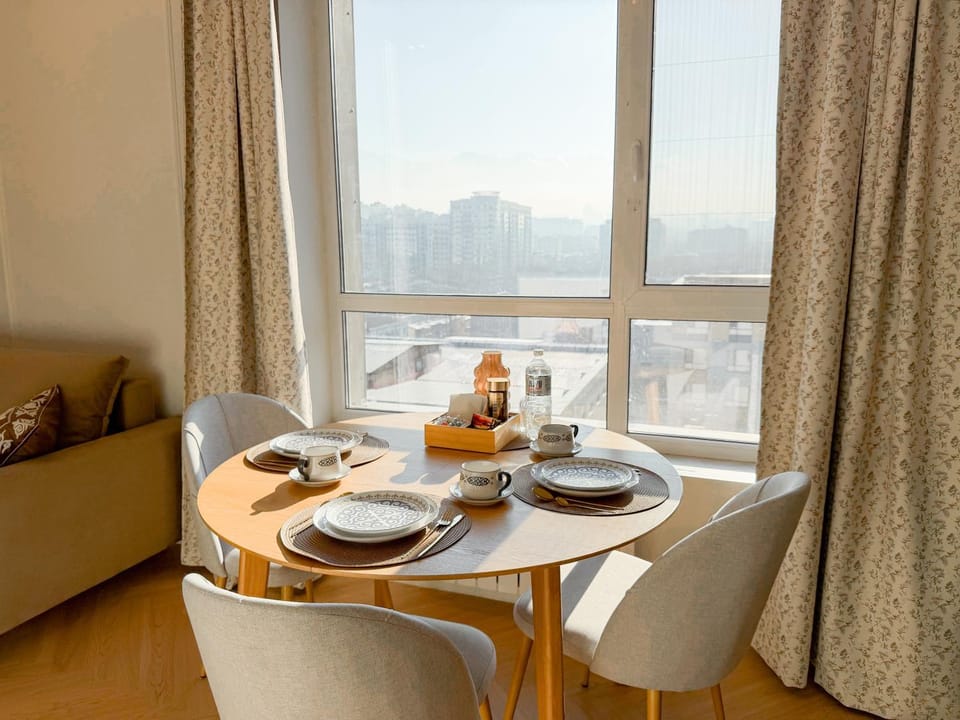 Seating area, Dining area, Mountain view