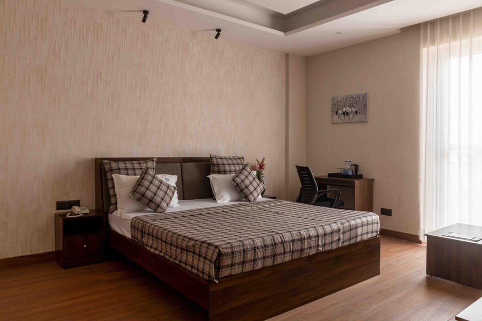 Bed, Photo of the whole room, Seating area, Bedroom