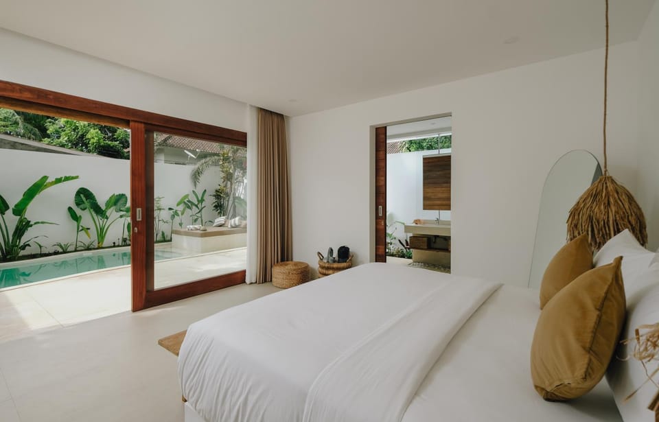 Bed, Garden view, Pool view