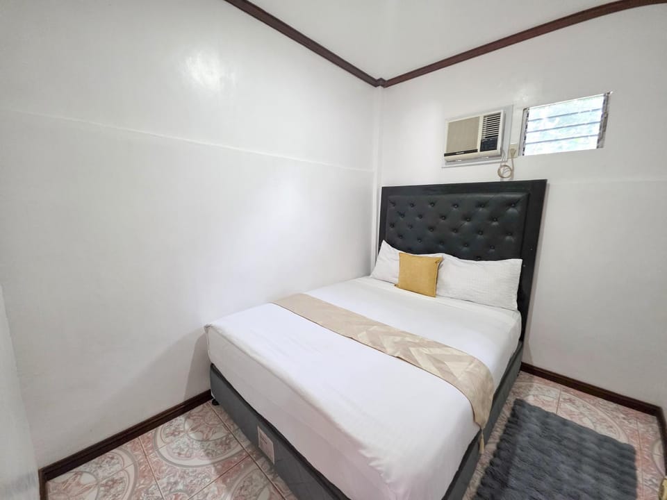 Property building, Restaurant/places to eat, Bed, Bedroom, Swimming pool, Breakfast