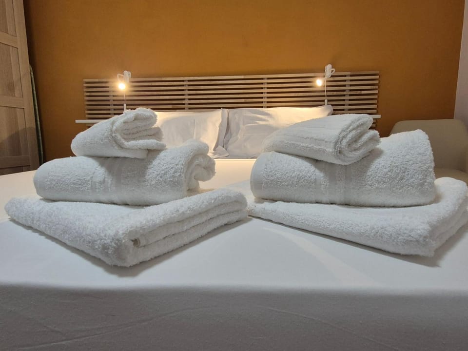 Bed, towels
