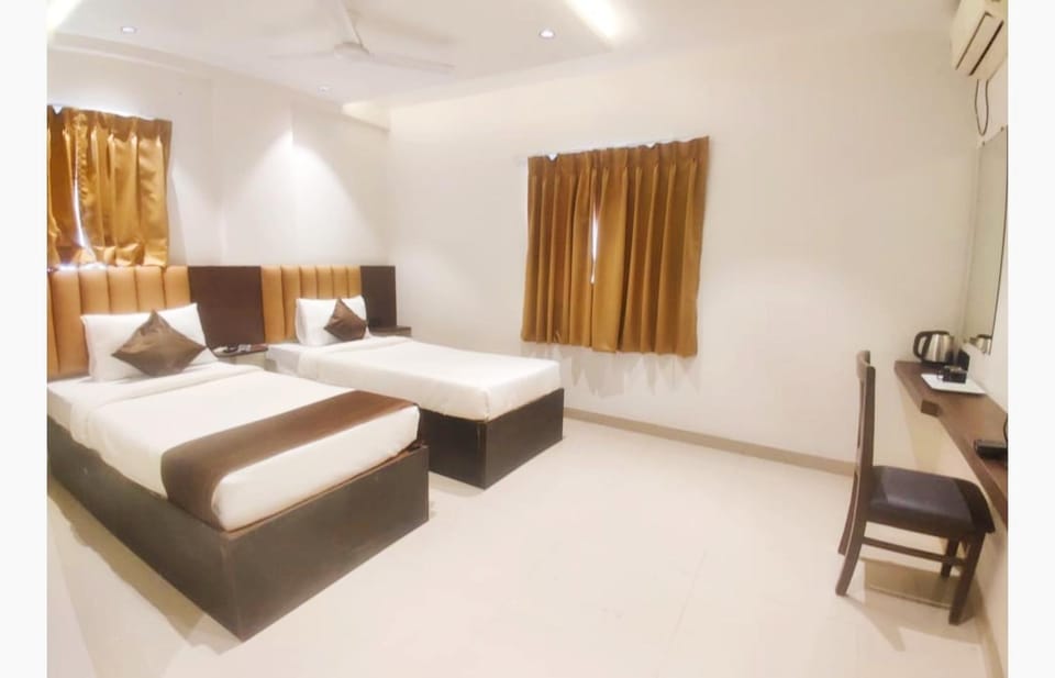 Bed, TV and multimedia, Photo of the whole room, Bedroom, fireplace, air conditioner