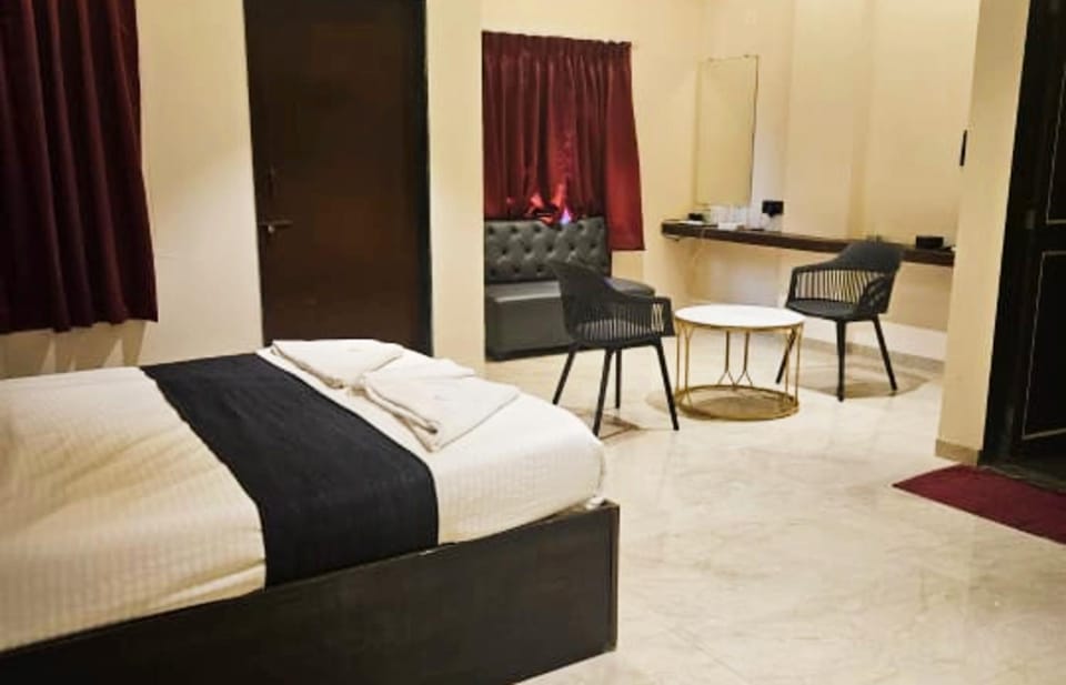 Bed, Living room, Photo of the whole room, Seating area, Bedroom