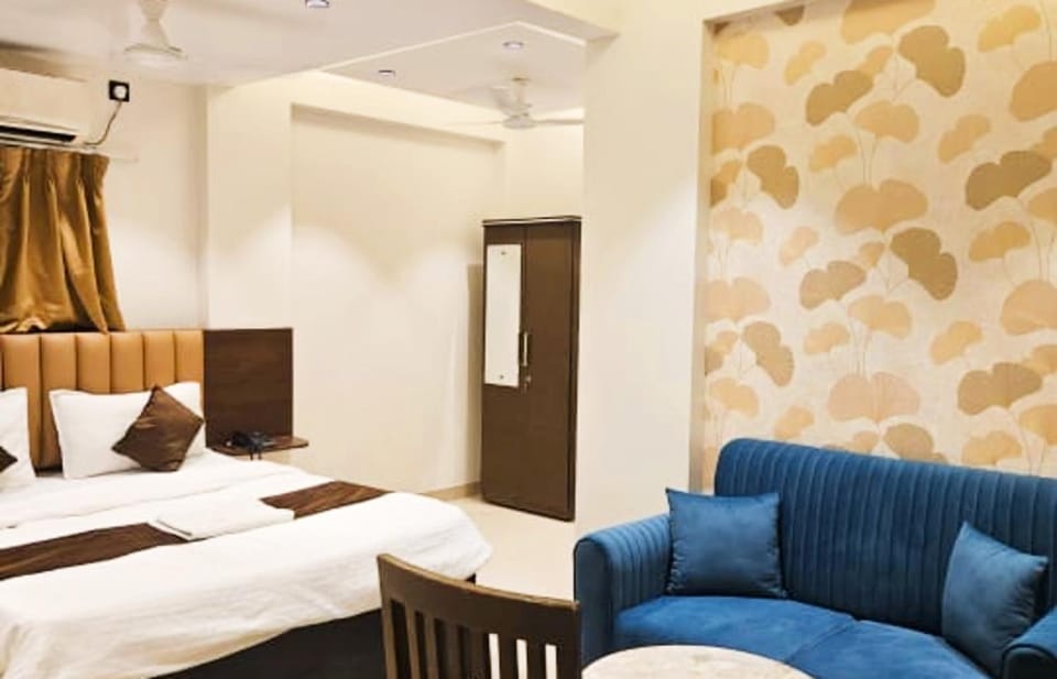 Bed, TV and multimedia, Living room, Photo of the whole room, Seating area, Bedroom, air conditioner
