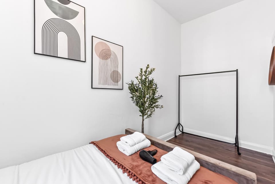 2-Bedroom Apartment in Central London Opposite Station Apartment in London Borough of Islington