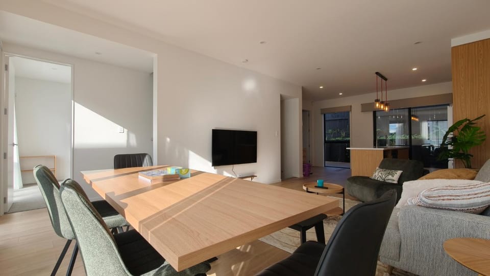 New Spacious Home in Central Auckland Villa in Auckland